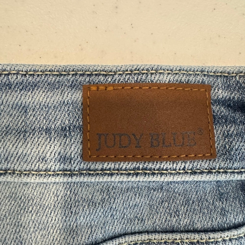 Judy Blue Light Wash Wide Leg Button Fly High Rise Jean Size 11/30 Pleated Front - Picture 4 of 11